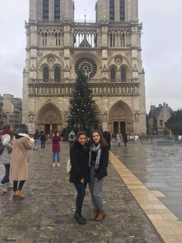 notre-dame-paris-france-sister